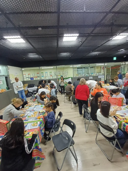 Making gingerbread houses at the Christmas event