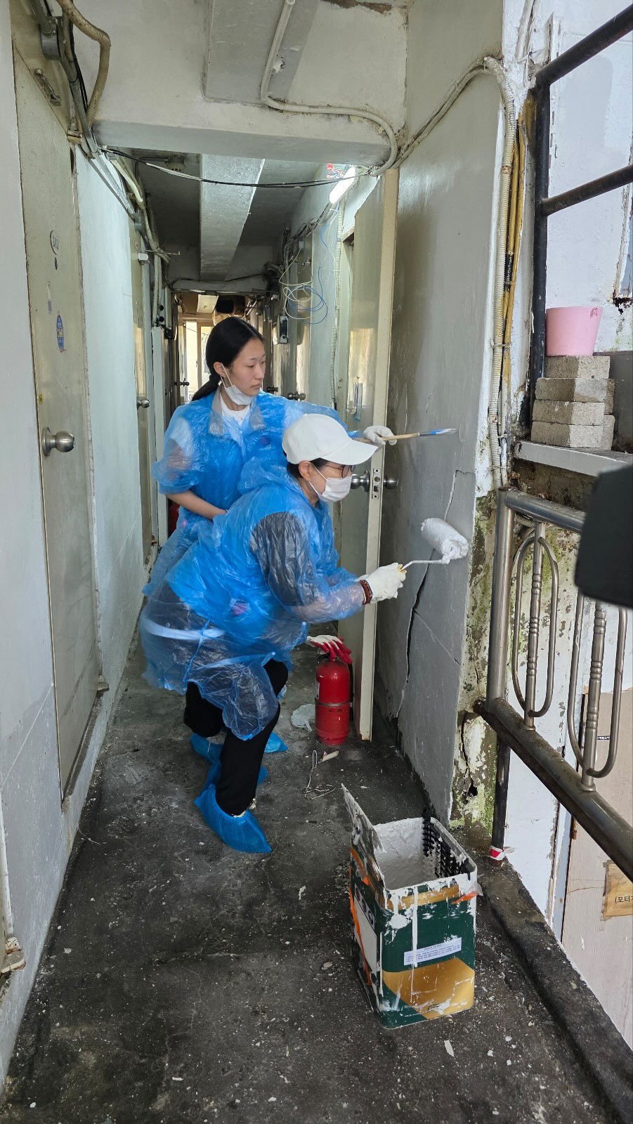 Repainting a jjokbang hallway